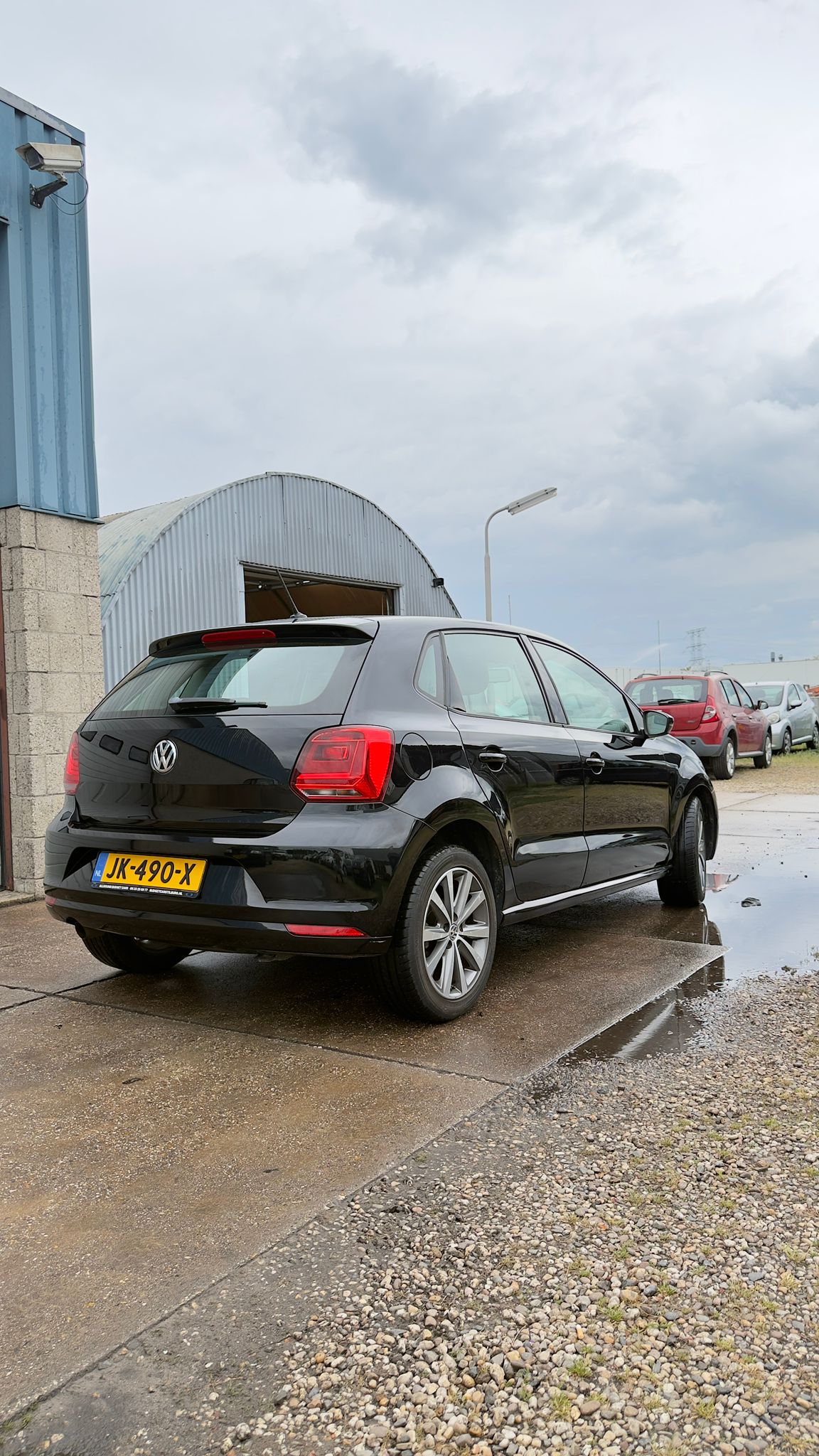 Zwarte auto na detailing in de gallery